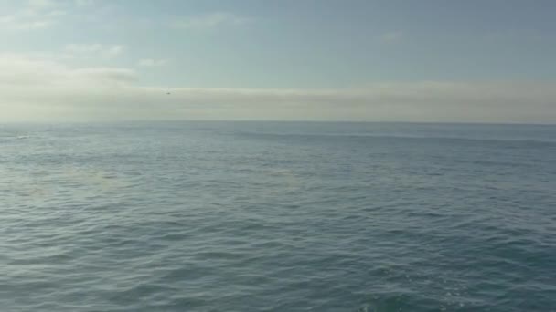 Een Prachtig Uitzicht Een Rustige Zee Met Een Blauwe Lucht — Stockvideo