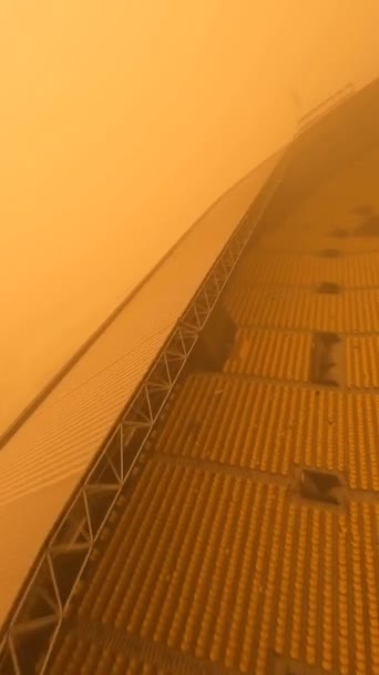 沙特阿拉伯利雅得 一架无人驾驶飞机在一场沙尘暴中拍摄了一个足球场 — 图库视频影像