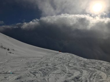 Avusturya, Zillertal 'de bulutlu bir günde güzel dağların hava manzarası