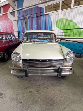 Yaşlı beyaz Morris Oxford 1650 dört kapılı sedan. 1960 'larda Siam Di Tella' da bir depo avlusunda. Ön manzara. Izgara yap. Klasik araba şovu. Kopyalama alanı