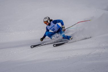Banff 'ın Günışığı Köyü, Kanada' da genç bir slalom kayakçısı