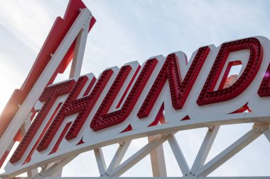 Coney Adası 'nın gökyüzüne çarpan şimşek hız treni tabelası.