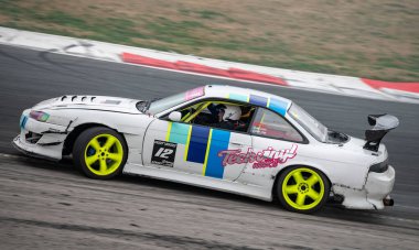 Nissan Silvia S14 beyazlar içinde pistte sürükleniyor