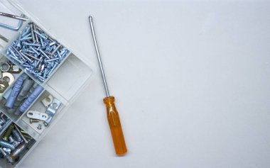 Kopya alanı olan beyaz bir yüzeydeki araçların onarımının üst görünümü