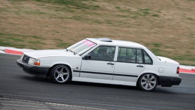 Volvo 940 yarış pistinde sürükleniyor.