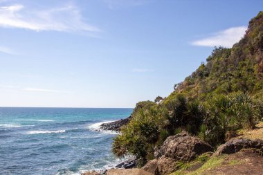 Gündüz vakti yeşil dağların yanında güzel bir deniz manzarası