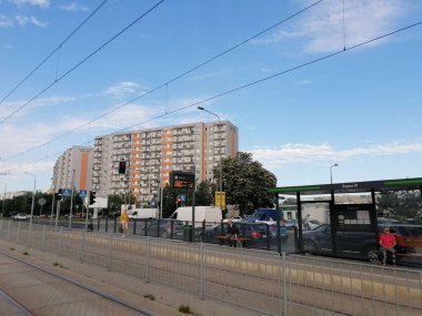 Stare Zegrze bölgesindeki toplu taşıma tramvay durağının yanında güzel bir apartman.