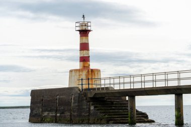 Amble, Northumberland, İngiltere 'deki rıhtımın sonundaki fener.