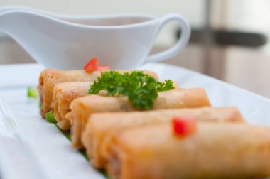 Biber soslu Çin usulü Çin böreğinin yakın çekimi.