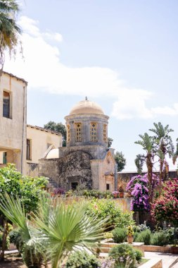 Yunanistan 'daki antik Agia Triada Manastırı' nın renkli yeşilliklerle çevrili dikey bir görüntüsü