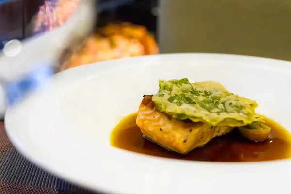 レストランのテーブルの上に鮭と野菜のスープのクローズアップ — ストック写真