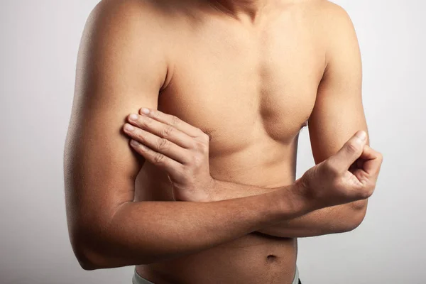 Jovem Sem Camisa Tocando Sua Inflamação Bíceps Isolado Fundo Branco — Fotografia de Stock
