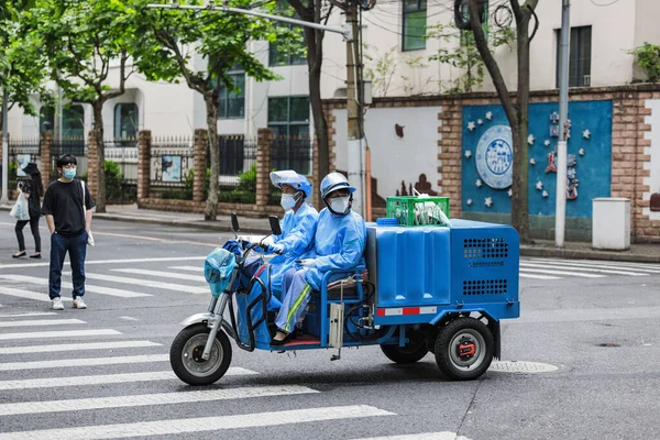Två Kurirer Skyddsutrustning För Leverans Förnödenheter Shanghai Covid19 Pandemin — Stockfoto