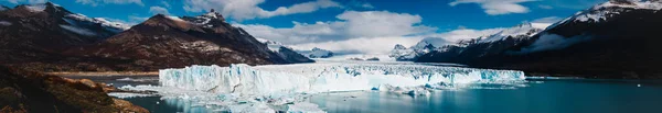 Tiro Panorâmico Icebergs Geleiras Água Perto Montanhas Nevadas Calafate Argentina — Fotografia de Stock