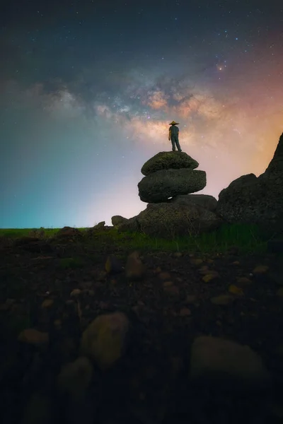Vertical Shot Man Standing Stacked Rocks Looking Milky Way — Stock Photo, Image
