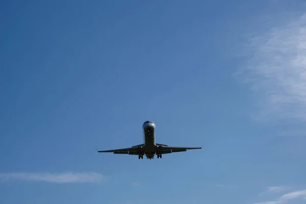 Airplane Approach Landing Blue Sky — Stock Photo, Image