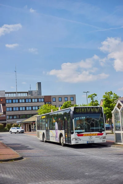 Otobüs durağındaki bir otobüs parkının dikey görüntüsü.