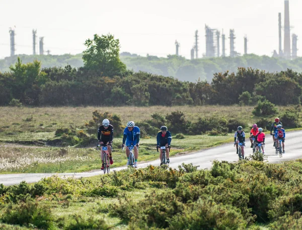 Ciclisti Pedalano Lungo Una Strada Campagna Aperta Con Alberi Linee — Foto Stock