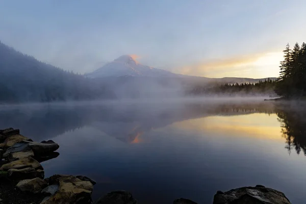 Krásný Výhled Jezero Mlhavou Horou Pozadí — Stock fotografie