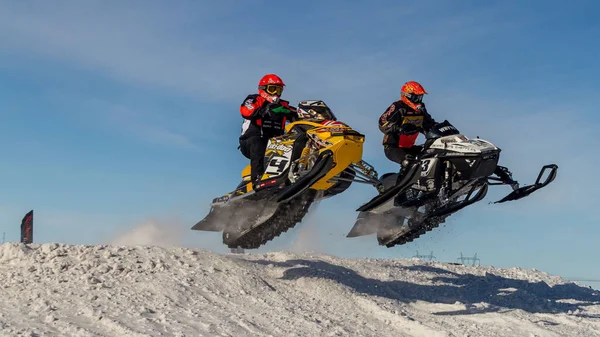 Snowmobilers Jumping High Track Snowmobile Sportsman Overcast Day Winter Competition — Stock Photo, Image
