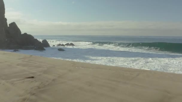 Una Hermosa Vista Océano Ondulado Cerca Una Playa Arena — Vídeos de Stock