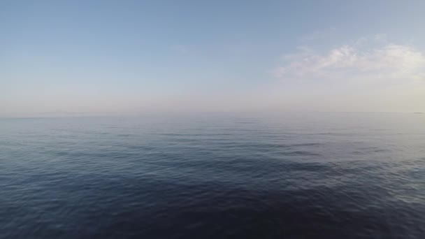 Una Vista Panorámica Superficie Azul Del Agua Del Mar Día — Vídeo de stock