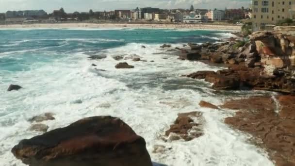 Arkasında Bir Şehir Olan Dalgalı Bir Okyanusun Güzel Manzarası — Stok video