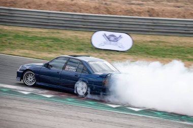 Opel Omega yarış pistinde sürükleniyor