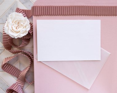 Kopya alanı olan bir kutu üzerine bir kağıt