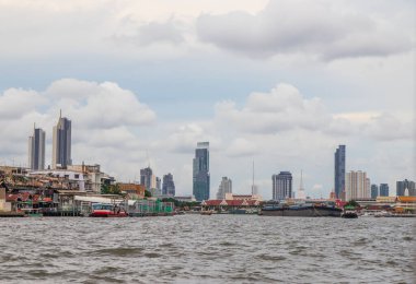 Tayland 'ın güneydoğu Asya bölgesindeki Chao Phraya Nehri' nde kargo gemisi olan bir römorkör.