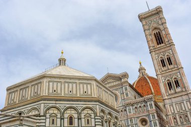 İtalya, Floransa 'daki Santa Maria del Fiore Katedrali' nin alçak açılı bir görüntüsü.