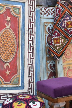 Renkli antika halılar ve klasik tarzlı mobilyaların dikey çekimi.