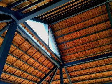 Doğrusal ahşap tavanın alçak açılı görüntüsü.