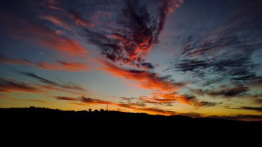 Güney Afrika, Pretoria 'daki Bronberg dağlarını kaplayan kızgın kırmızı günbatımı