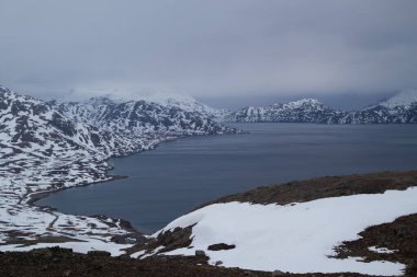 Karlı dağlarla çevrili güzel bir göl manzarası