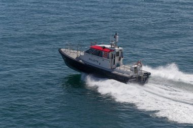Cherbourg, Fransa limanı yakınlarındaki mavi deniz manzaralı bir tekne manzarası.