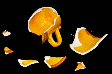 Siyah Arkaplanda Kırık Turuncu Kahve Fincanı