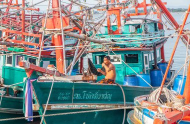 Bir balıkçı ve onun balıkçı teknesi Tayland ve Güneydoğu Asya 'da
