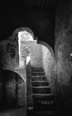 San Antonio Katedrali 'nin içindeki merdivenlerin dikey gri ölçekli görüntüsü..