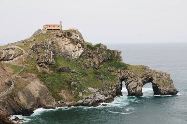 Tepedeki bir evin havadan görünüşü.