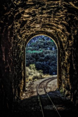 Kırsal kesimde demiryolu olan eski bir tünelin dikey görüntüsü.
