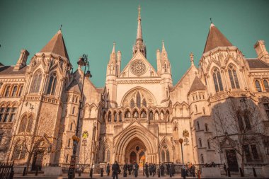 Kraliyet Adalet Divanı 'nın önünde turistlerin olduğu düşük açılı bir çekimi.