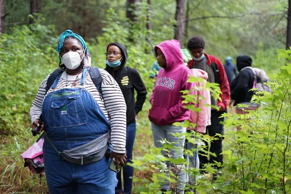 Eine Gruppe Von Afroamerikanern Mit Schutzmasken Auf Einem Wanderweg — Stockfoto