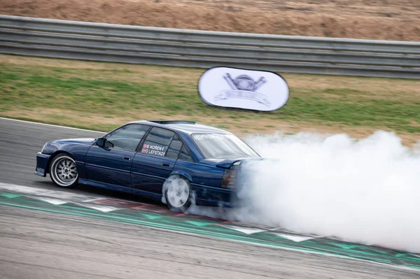 Opel Omega yarış pistinde sürükleniyor