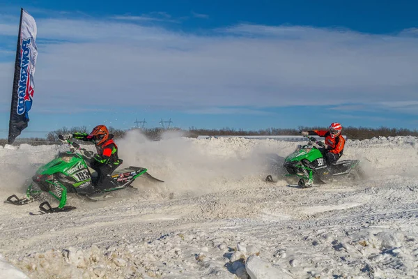 Yarış Pistinde Yarışan Kar Aracı Kar Yarışmasında Motorsporları — Stok fotoğraf