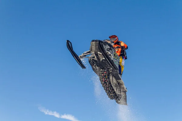 Snowmobiler Skacze Wysoko Nad Torem Skuterze Śnieżnym Sportowcem Pochmurny Dzień — Zdjęcie stockowe