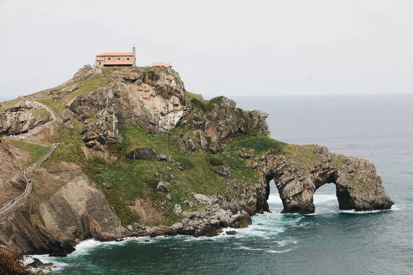 Tepedeki bir evin havadan görünüşü.