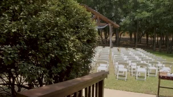 屋外結婚式のための通路の近くに組織された白い椅子 — ストック動画