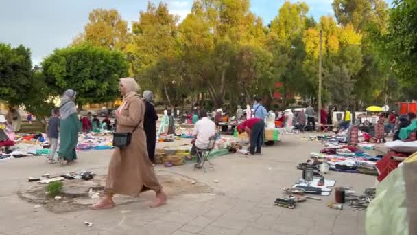 Gente Del Posto Piedi Mercato Strada Vestiti Fez Marocco — Video Stock
