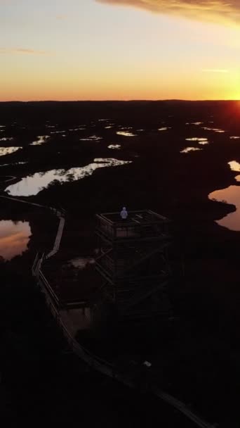 Verticale Drone Beelden Van Een Landschap Met Meren Bij Zonsondergang — Stockvideo